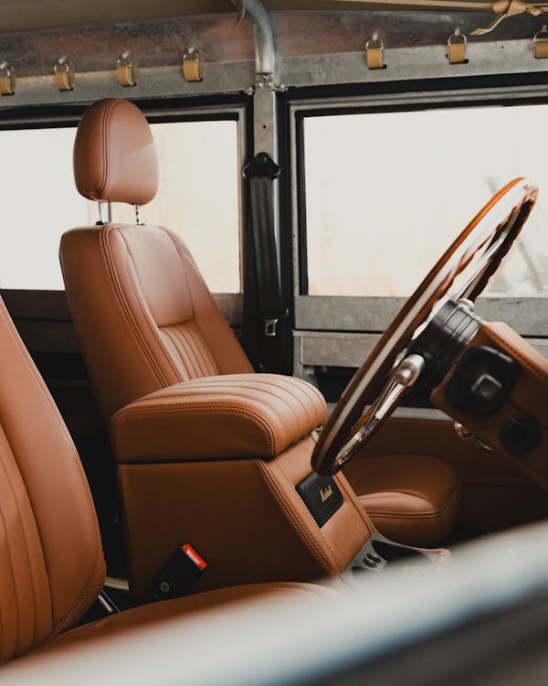 Intérieur de voiture classique en cuir brun