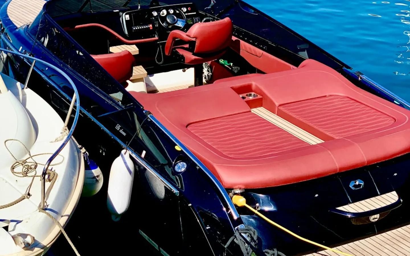 Sièges de bateau rouges à la marina