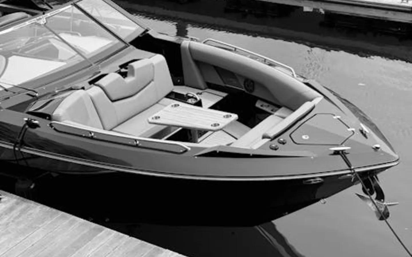 Bowrider au quai, photo en noir et blanc