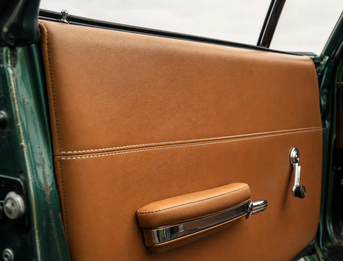 Panneau de porte en cuir caramel sur une Camaro 1969, couture blanche apparente