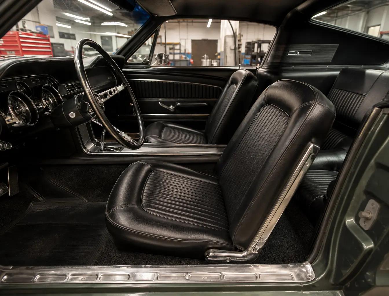 Habitacle de Mustang fastback 1967, sièges baquets en cuir noir à plis verticaux