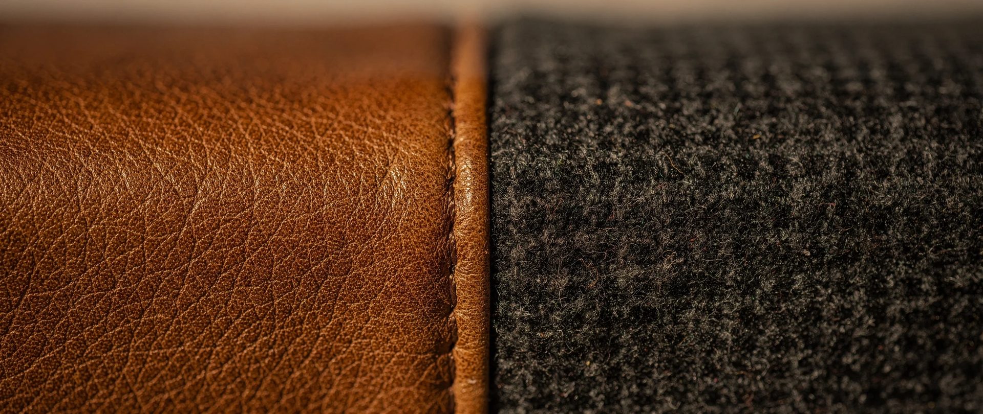 Cuir cognac joint par une couture à une laine charbon à pied-de-poule.