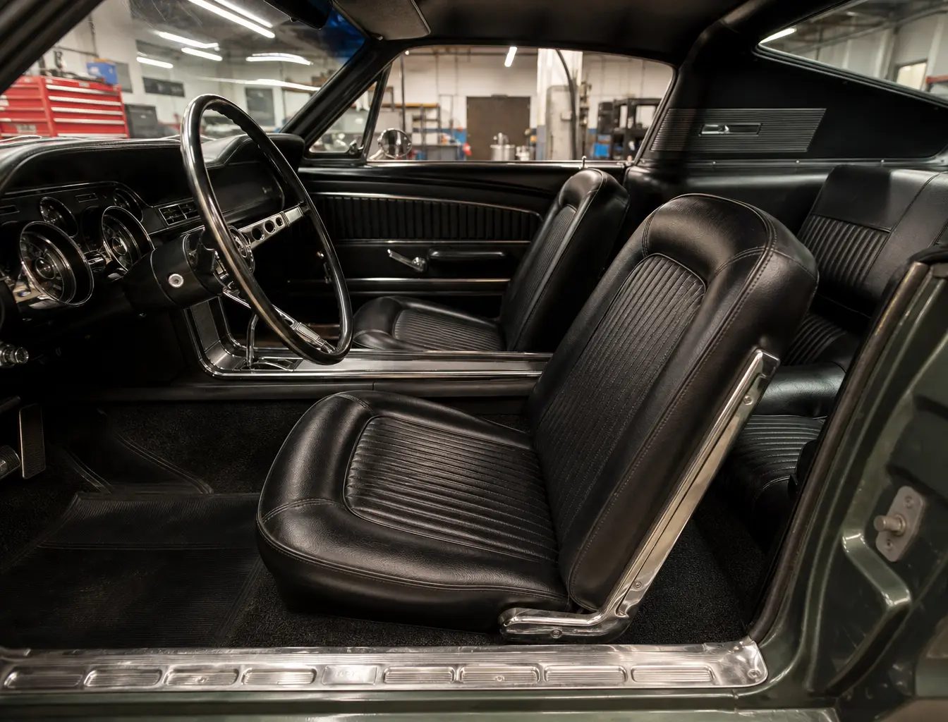 Habitacle de Mustang fastback 1967, sièges baquets en cuir noir à plis verticaux