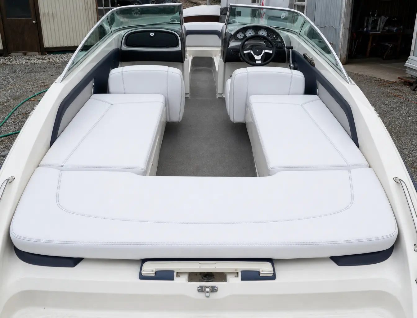 Banquettes et coussin de bain de soleil en vinyle marin blanc dans le cockpit d'un bowrider